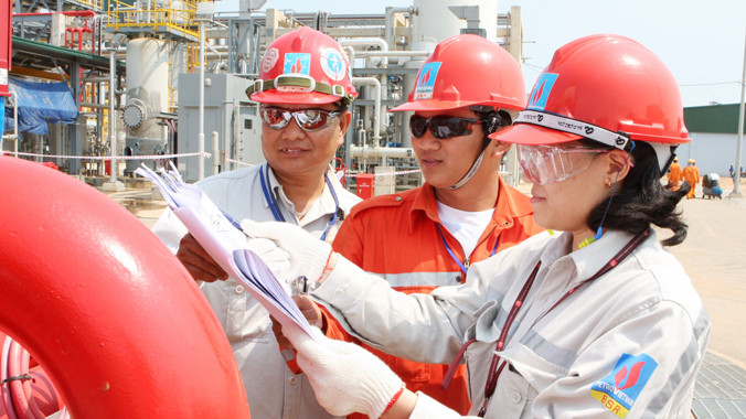 Các kỹ sư Tập đoàn Dầu khí Quốc gia Việt Nam trên giàn khoan Bạch Hổ. Ảnh: Hà Thái