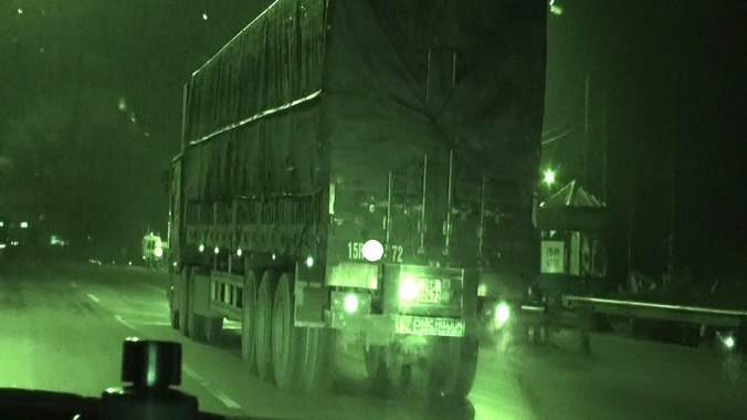 Nhận tin báo qua đường dây nóng trạm cân không xử lý các xe vượt qua trạm cân (ảnh cắt từ clip)