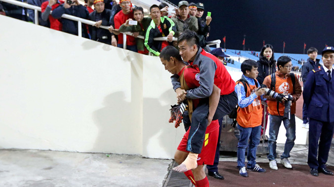 Tấn Tài nhờ đồng đội cõng rời sân Mỹ Đình và hiện tự bỏ tiền túi điều trị chấn thương trong lúc việc chia thưởng cho các tuyển thủ thành câu chuyện nhạy cảm. Ảnh: VSI 