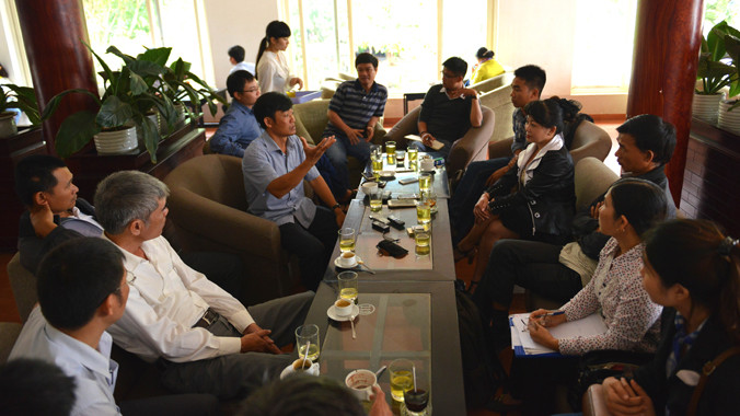 Thiếu tá quang đối thoại với các nhà báo