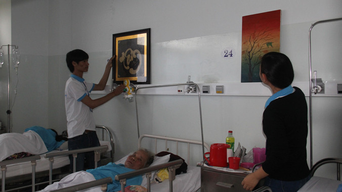 Mang tranh vào tận phòng điều trị của bệnh nhân