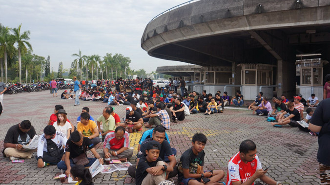 CĐV Malaysia kiên nhẫn xếp hàng mua vé. Ảnh: N.P