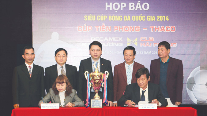 Bà Nguyễn Thúy Ngọc, đại diện BTC Siêu cúp và ông Nguyễn Một, đại diện tập đoàn THACO ký hợp đồng tài trợ