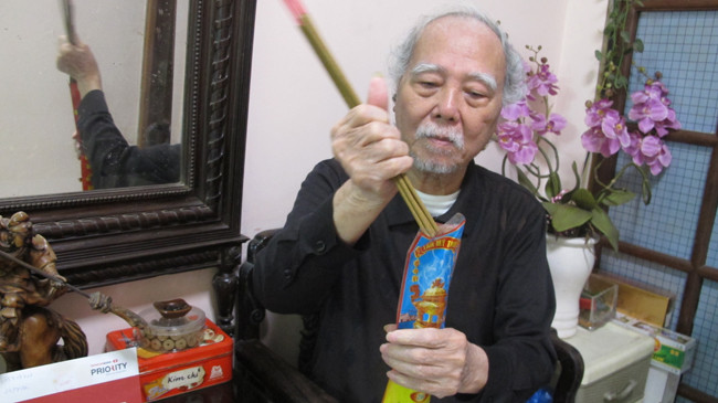 Ông Mai Lộc bên nén hương trầm