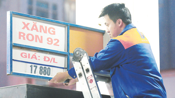 Giá xăng dầu giảm mạnh là tín hiệu vui với hàng chục triệu người tiêu dùng trên cả nước. Ảnh: Như Ý