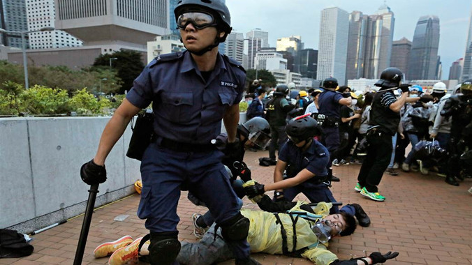 Người biểu tình Hong Kong bị cảnh sát giải tán khi bao vây trụ sở chính quyền. Ảnh: NBC News