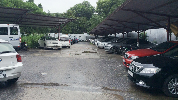 Do bỏ không, khu đất tại 295 Lê Duẩn đang bị biến thành các điểm trông giữ xe tự phát. Ảnh: Anh Trọng