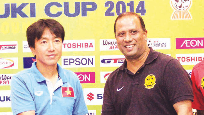 HLV Malaysia Dollah Salleh quyết giành trọn 3 điểm “làm vốn” trước ĐTVN ở trận bán kết lượt đi tối mai, 7/12. Ảnh: VSI