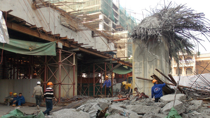 Bên ngoài giao thông ùn tắc nhưng bên trong việc giải tỏa hiện trường công nhân chỉ làm thô sơ bằng tay. Ảnh: Trọng Đảng