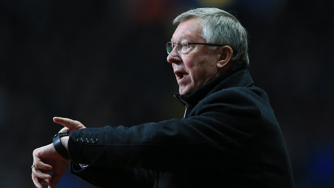 Hành động xem giờ nổi tiếng của Alex Ferguson cuối mỗi trận đấu hóa ra chỉ là để gây áp lực cho trọng tài. Ảnh: huffpost.com