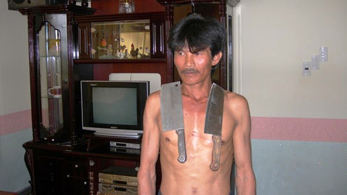 Anh Khải biểu diễn khả năng hút các đồ vật.