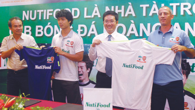  HAGL giới thiệu mẫu trang phục thi đấu mùa giải 2015 tại lễ công bố nhà tài trợ mùa giải 2015. Ảnh T.Vũ