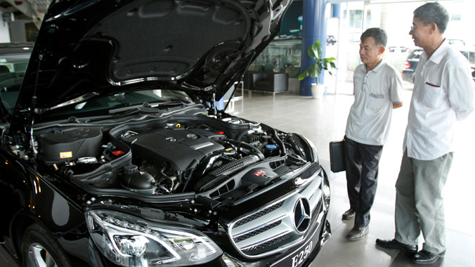 Trong 11 tháng, nhập khẩu ô tô nguyên chiếc và việc các dòng xe sang ồ ạt về Việt Nam tốn 1,29 tỷ USD. Ảnh: Nguyễn Xuân