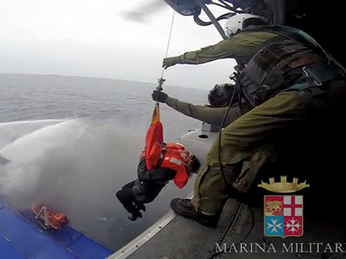 Một hành khách được kéo từ phà Norman Atlantic lên trực thăng của hải quân Ý. Ảnh MM