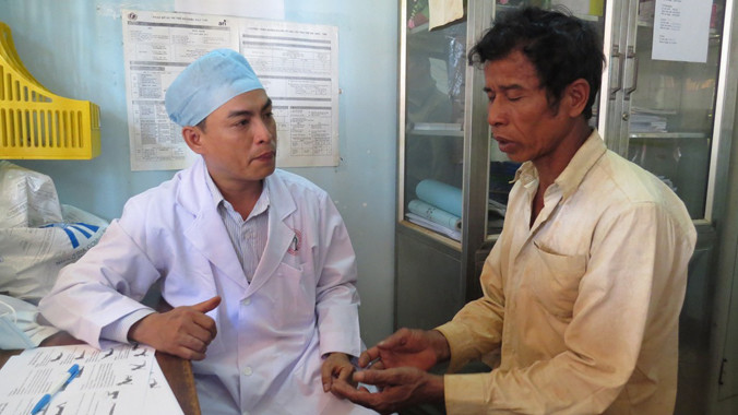 Bác sĩ đang khám bệnh cho người dân xã Hưng Phước