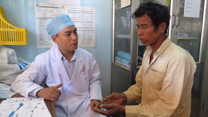 Bác sĩ đang khám bệnh cho người dân xã Hưng Phước