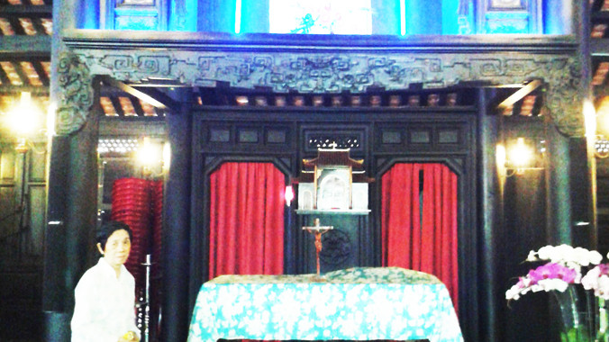  Mặt trước của nhà niệm cổ 