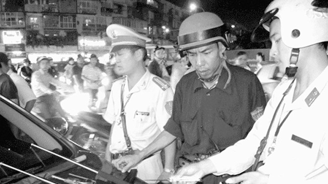  Lực lượng 141 Công an Hà Nội, thu giữ hung khí của đối tượng tham gia giao thông