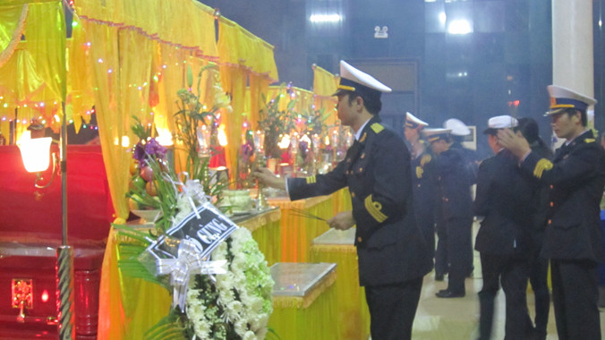 Cán bộ Lữ đoàn 83 viếng 5 chiến sĩ tử nạn. Ảnh: Thanh Trần