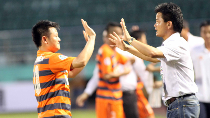 Văn Quyến (trái) sẽ tái ngộ HLV Văn Sỹ (phải) ở đội bóng mới sau quyết định trở lại sân cỏ. Ảnh: VSI