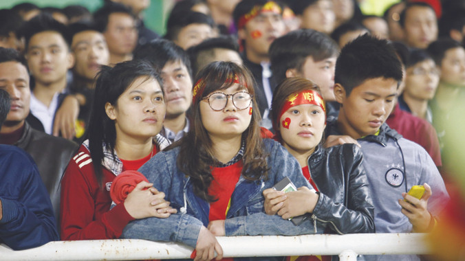 Hàng vạn cổ động viên trên sân Mỹ Đình tái tê trước thảm bại bất ngờ của ĐTVN trước ĐT Malaysia. Ảnh: Như Ý