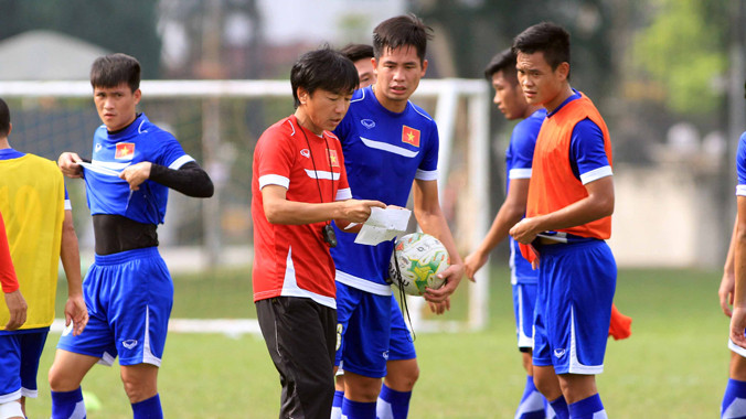 Thầy trò HLV Miura trong buổi tập đầu tiên trên đất Malaysia sáng qua. Ảnh: VSI