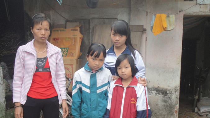 Chị Hoàn và các con. Ảnh: K.N