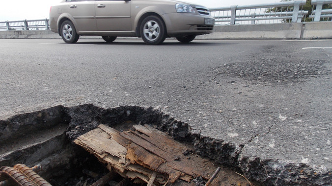 Cục Giám định Nhà nước đang làm rõ nguyên nhân mặt cầu Đường 5 kéo dài bị trơ lõi gỗ ép. Ảnh: Trọng Đảng