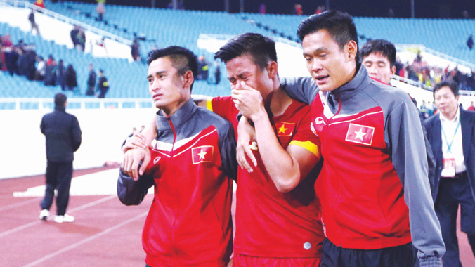 Các tuyển thủ VN rời sân trong nước mắt sau trận thua Malaysia. Ảnh: VSI 