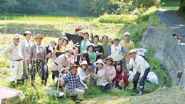  Mỹ Hạnh chụp với nông dân Nhật 