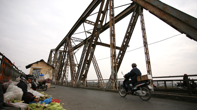 Chợ cóc bủa vây hai bên đầu cầu Long Biên. Ảnh: Minh Tuấn
