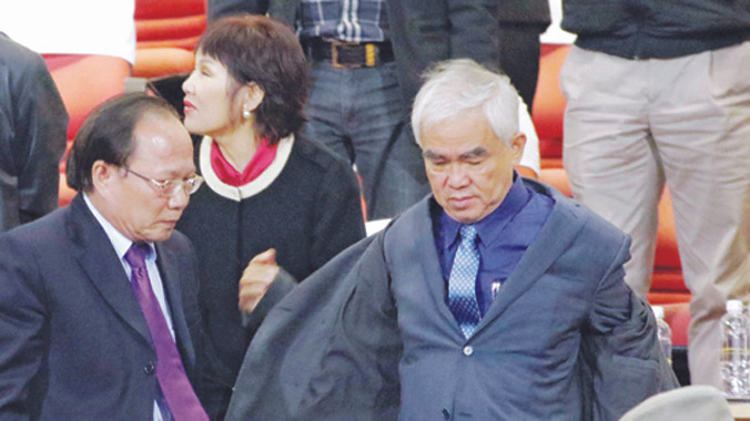 Chủ tịch VFF Lê Hùng Dũng (giữa) chuẩn bị rời sân với tâm trạng thất vọng sau trận thua nặng nề của ĐTVN. Ảnh: VSI