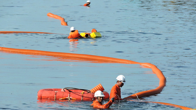 Khu vực cáp ngầm bị sóng biển đánh trồi lên mặt biển tại đầu đảo Lý Sơn. Ảnh: Anh Thư