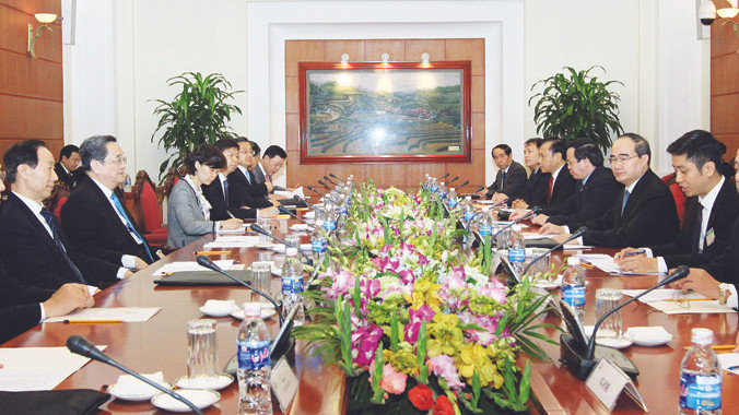  Ngày 26/12/2014, tại Trụ sở Trung ương Đảng, đồng chí Nguyễn Thiện Nhân, Ủy viên Bộ Chính trị, Chủ tịch Ủy ban Trung ương MTTQ Việt Nam hội đàm với đồng chí Du Chính Thanh, Ủy viên Thường vụ Bộ Chính trị, Chủ tịch Chính Hiệp toàn quốc Trung Quốc.