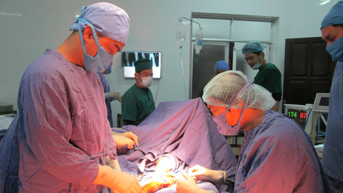 Bùi Văn Tuấn đang được các bác sĩ cứu chữa.