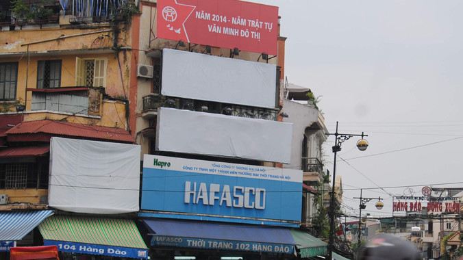 Biển quảng cáo vi phạm tại 104 và 102 Hàng Đào được che đậy lại khi bị kiểm tra vào tháng 6. Ảnh: Minh Tuấn