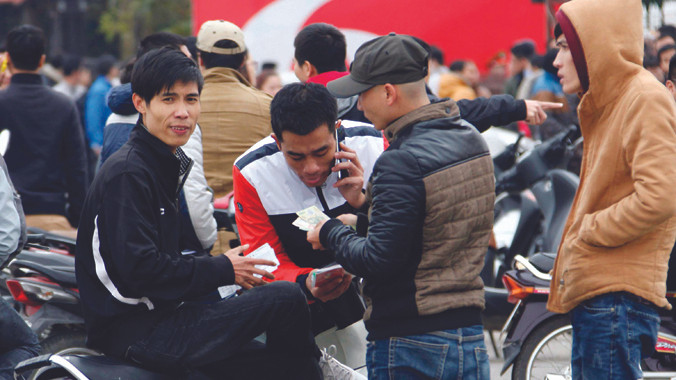 Dân phe vé hoạt động tích cực sau khi VFF nhanh chóng phát hành hết vé và ĐTVN có chiến thắng ấn tượng ngay tại Shah Alam. Ảnh: VSI