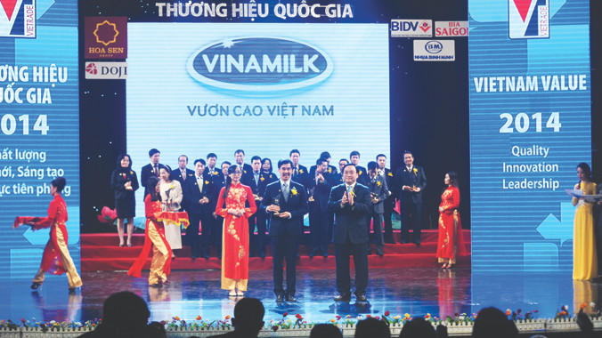  Giám đốc điều hành Vinamilk - Nguyễn Quốc Khánh đại diện công ty nhận danh hiệu thương hiệu Quốc gia. Ảnh: Quý Đoàn