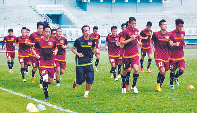 Các tuyển thủ Việt Nam chỉ có buổi tập nhẹ trên sân Thống Nhất sáng qua trước khi lên đường tới Malaysia trong buổi chiều. Ảnh: T.Thế