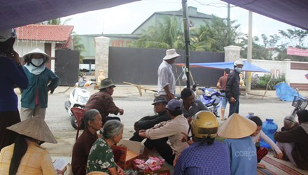 Người dân bao vây Nhà máy thép Việt - Pháp để phản đối tình trạng ô nhiễm.