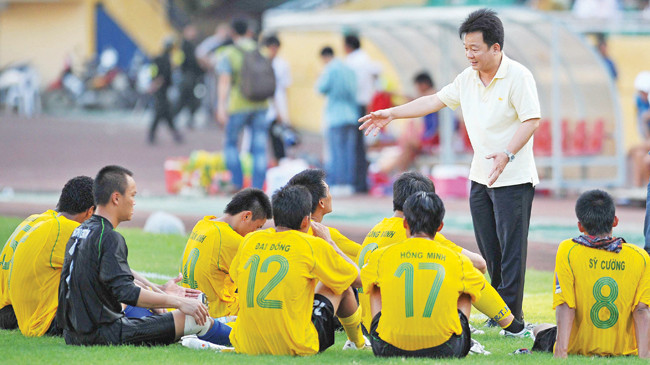  Bầu Hiển thường thăm hỏi, động viên cầu thủ ngay trên sân. Ảnh: VSI