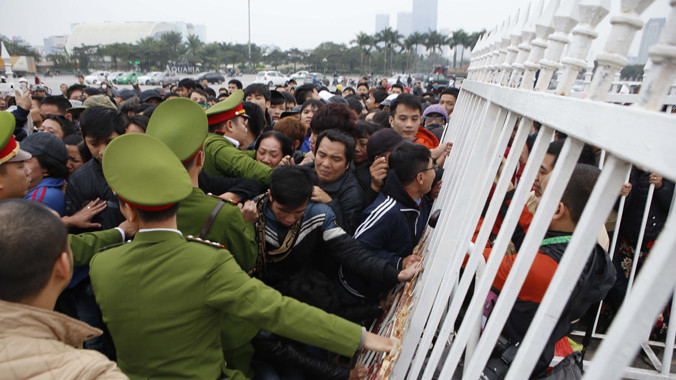 7g30 Ban tổ chức bắt đầu bán vé dẫn đến tình trạng chen lấn, xô đẩy đã xảy ra
