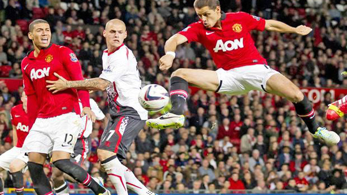 Man United (áo sẫm) đang thể hiện sự vượt trội so với Liverpool.