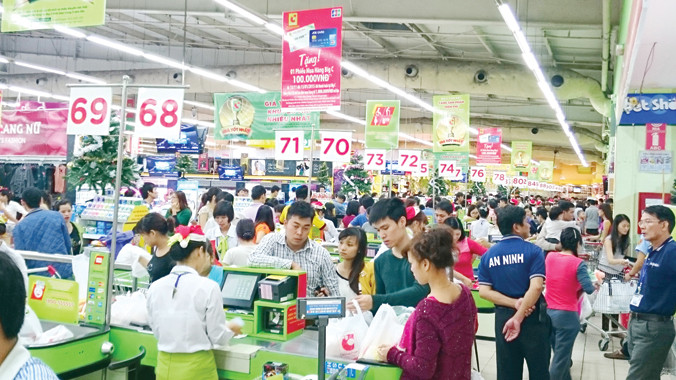  Giá xăng dầu giảm góp phần tăng sức mua. Ảnh: Ngọc Châu