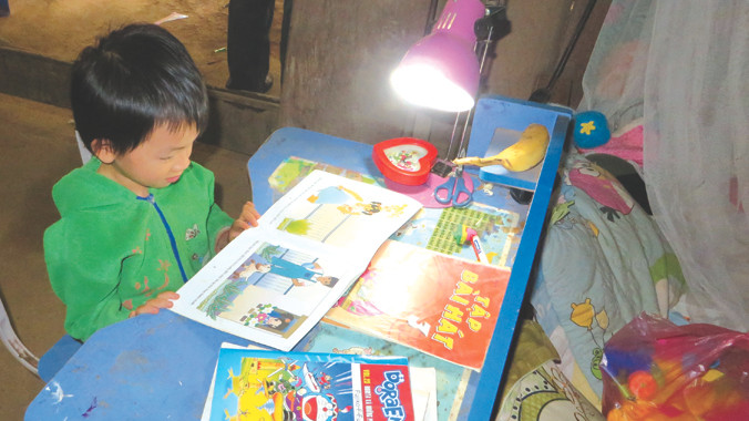 Trẻ em Nà Ròn được học tập dưới ánh đèn. Ảnh: Quỳnh Nga
