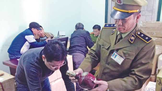 Kiểm tra hàng lậu trên địa bàn Hà Nội