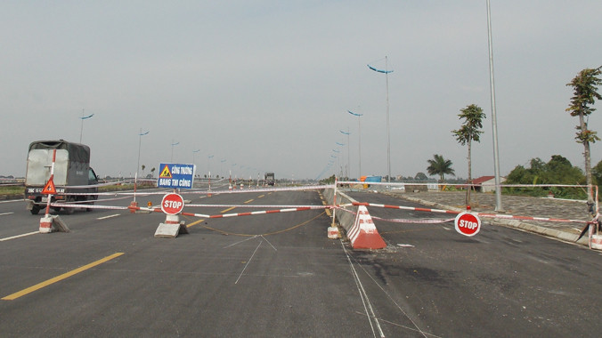 Do gặp sự cố, lòng Đường 5 kéo dài đoạn qua cầu Ngũ Huyện Khê bị bịt hơn một nửa. Ảnh: Trọng Đảng