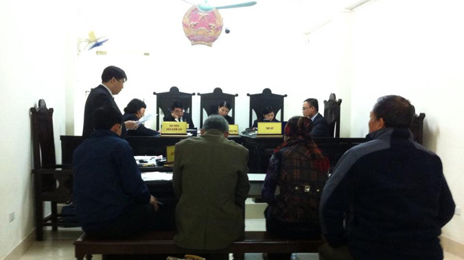 Luật sư tranh luận trong phiên xử