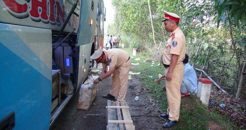 CSGT Quảng Nam kiểm tra xe khách chở mô hình vũ khí quân dụng.