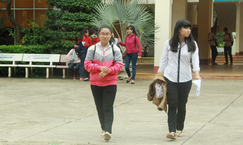 Thí sinh làm bài xong sớm. Ảnh: Lê Hường 